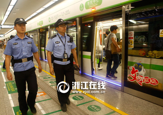 王静江（右）与同事在地铁站执勤.jpg