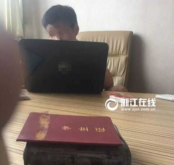 2015年11月，有杭州媒体暗访“校园高利贷组织”，图为贷款业务人员正在讲解利息计算方法。.jpg