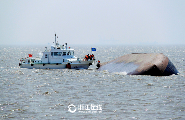 海事巡航搜救一体化显成效，海事人员在船舶发生事故不到10分钟内从海里救起7人－1-1刘少平摄.jpg