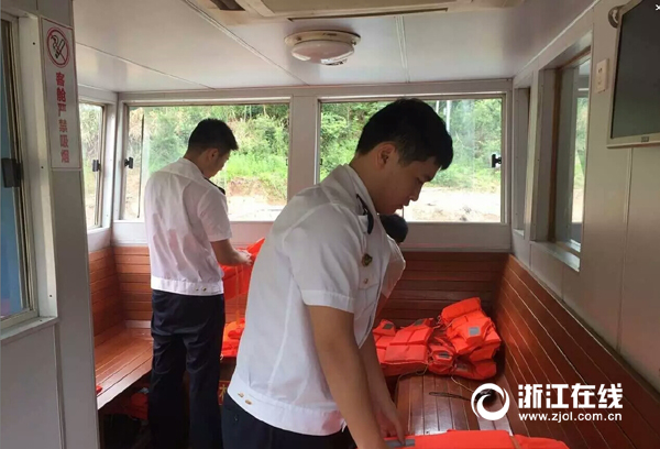丽水港航工作人员进行救生设备安全检查.jpg