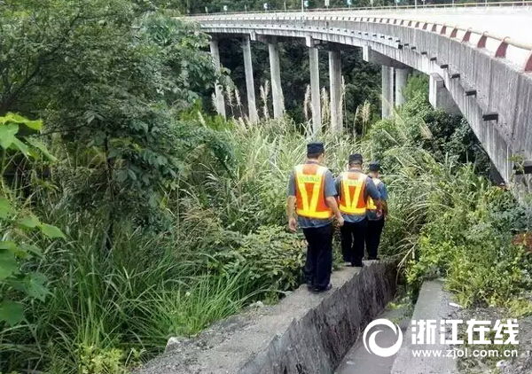交通部门工作人员正在对各路桥进行巡查.jpg