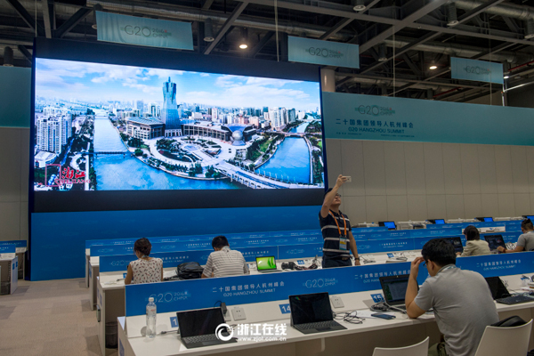 新闻中心的大屏幕上滚动播放着反映杭州城市面貌的宣传片。.jpg
