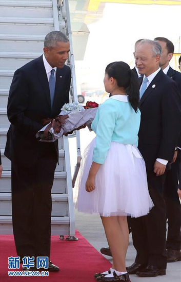美国总统奥巴马抵达杭州，杭州女孩上前献花。.jpg