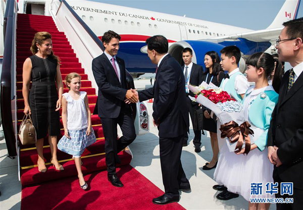 孩子们手持鲜花迎接加拿大总理特鲁多及夫人、女儿。.jpg