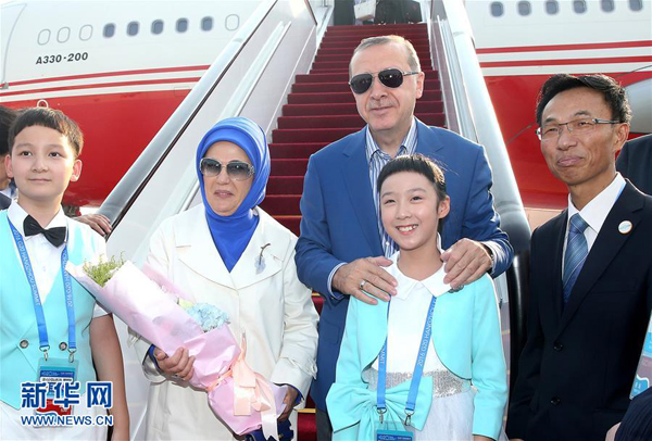 土耳其总统埃尔多安和夫人与献花学生合影。.jpg