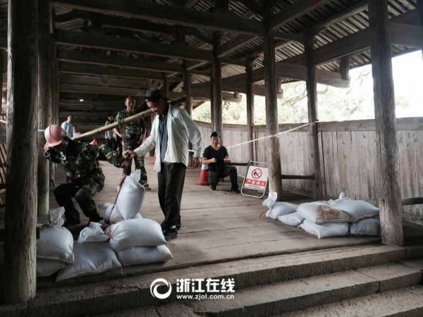 在泰顺县泗溪镇北涧桥，村民用沙袋给桥体加固。.jpg