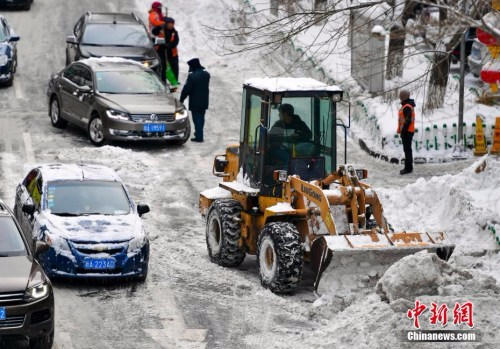 在乌鲁木齐市区，大型机械设备出动清理道路上的积雪。 <a target='_blank' href='http://www.chinanews.com/'></table>中新社</a>记者 刘新 摄