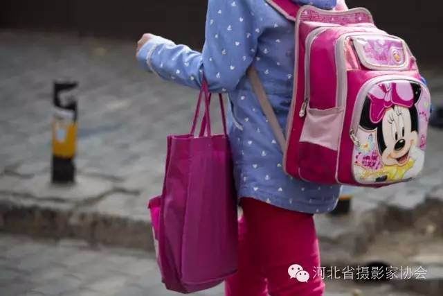 ,一个小学生背、挎一大一小两个书包去上学,小 ...
