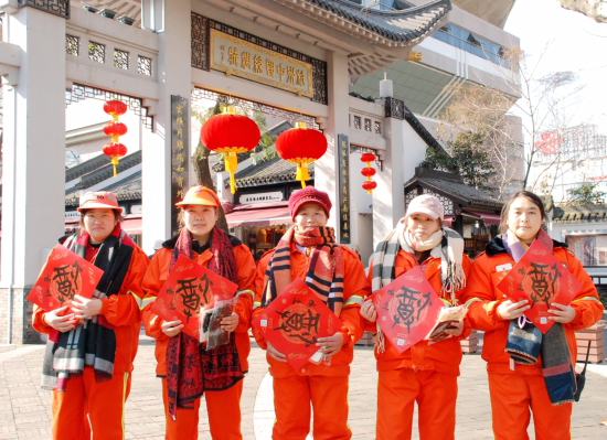 1月25日，杭州环卫工人收到来自浙江日报的新春祝福.jpg