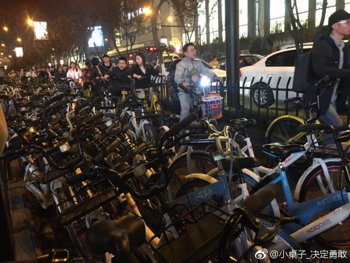 网友4月2日拍到的照片，杭州湖滨银泰旁边的非机动车道被共享单车占满。.jpg