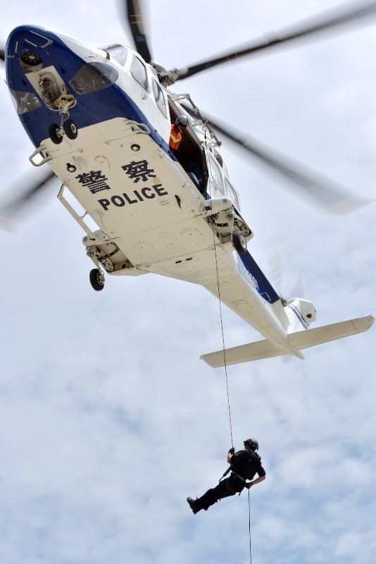 就是直升机悬停在空中,特警们从空中快速索降到地面!