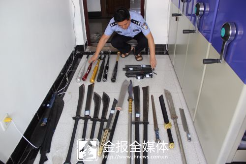 警方搜查出的部分管制刀具和电警棍等物品