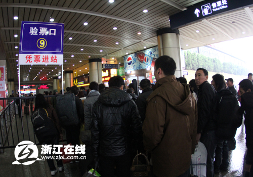 图为春运首日,杭州城站火车站旅客准备进站记者 徐晓摄