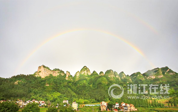 坐落在穿岩十九峰脚下的雅庄村