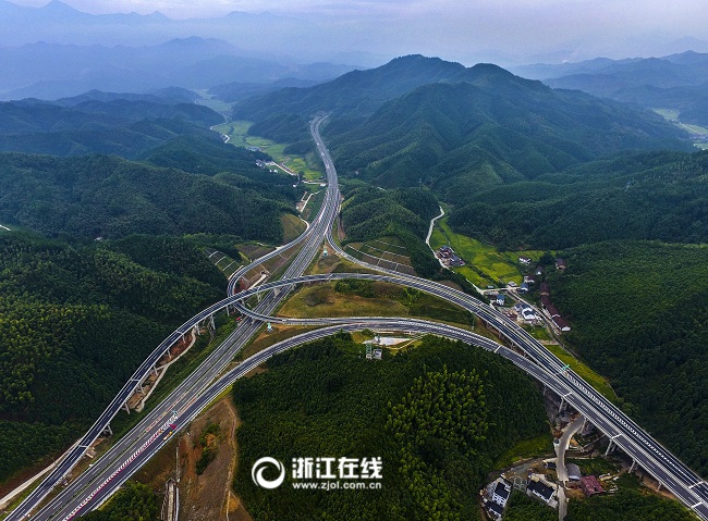 省交通集团“四个一批”项目中第一条开通的高速公路.jpg