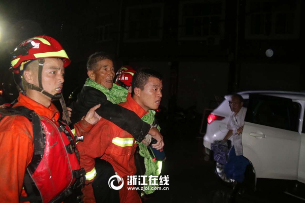 2004分，78岁(男)的村民和72(女)村民被救出。记者 虞建萍 (5).jpg