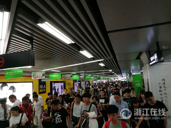 今天下午4点左右，杭州龙翔桥地铁站的人流.jpg