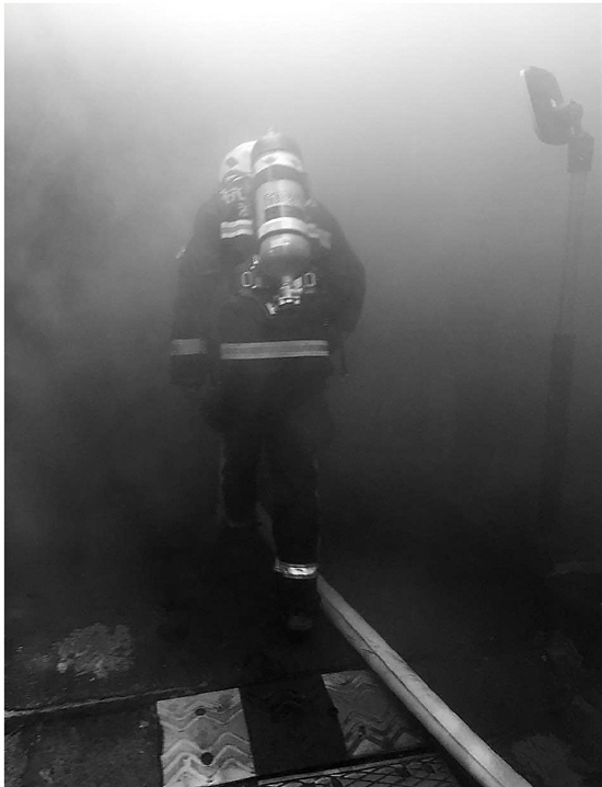 一个消防员进火场背影图片